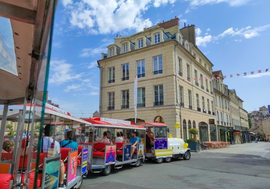 587721-Petit_train_dans_le_centre_historique_de_Caen-Caen_la_mer_Tourisme___Alix_JONET-1200px