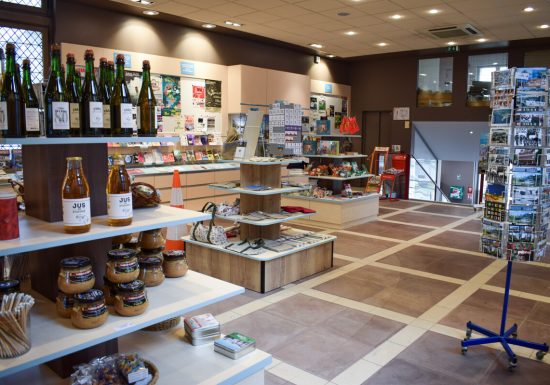 591425-Accueil_a_l_Office_de_Tourisme_de_Caen-Caen_la_mer_Tourisme___Alix_JONET-1200px