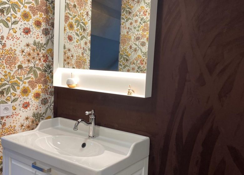 Salle de bain privée avec douche