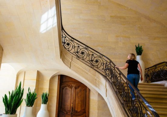 800x600_54498-Caen–escalier-d-honneur-de-l-Abbaye-aux-Hommes-Caen-la-mer-Tourisme—Les-Conteurs–Droits-reserves-Office-de-Tourisme—des-Congres-