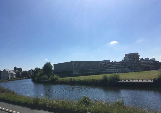 Vue sur canal menant à la mer