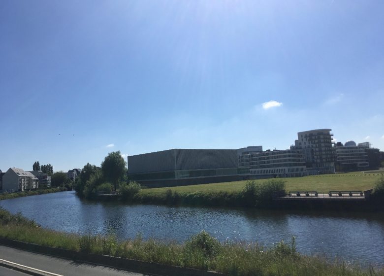 Vue sur canal menant à la mer