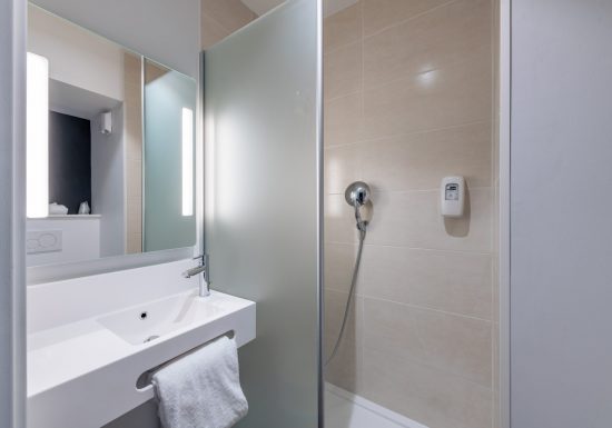 B&B Hôtels Ouistreham Salle d’eau