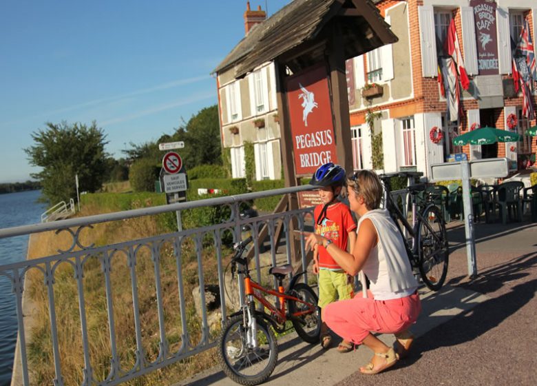 Balade a velo petit garçon avec sa maman le long de canal de Caen à la Mer jusque Ouistreham