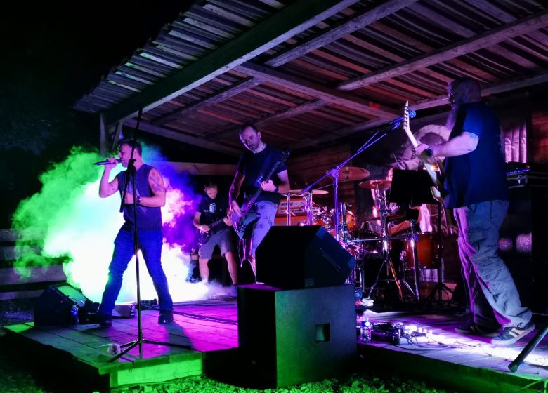 Bar-lancer-de-haches-le-Valhalla-concert-rock-old-demons-back
