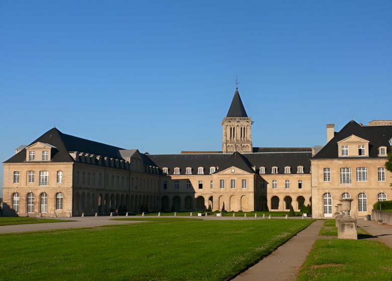 L'abbaye aux Dames à Caen vue du parc Michel d'Ornano