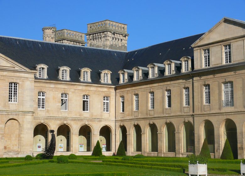Vue sur la cour intérieure et les bâtiments conventuels de l'abbaye aux dames à Caen en Normandie