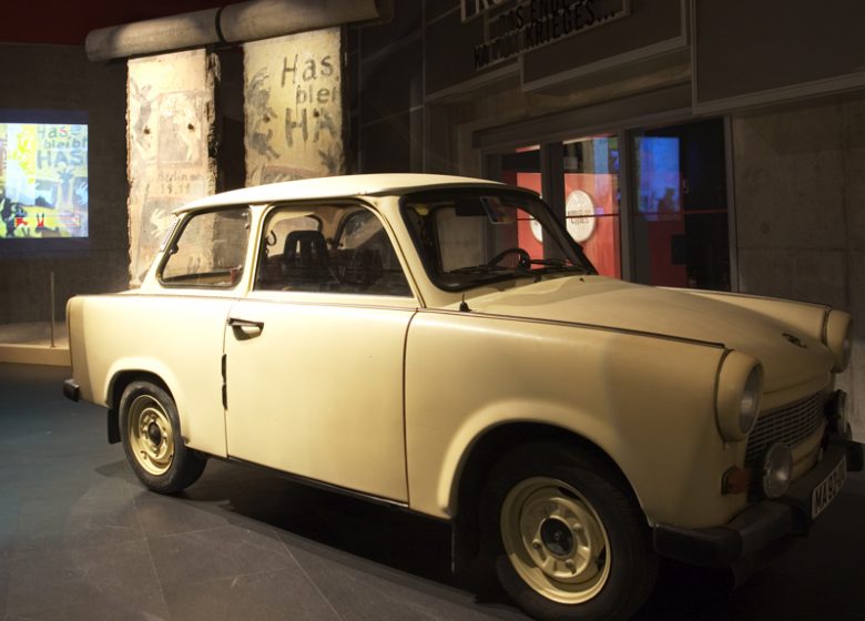 Voiture de la période de la Seconde guerre mondiale en exposition au Mémorial de Caen en Normandie