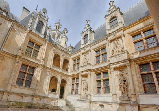 Caen-cour-interieure-de-l-Hotel-d-Escoville-Caen-la-mer-Tourisme—Pauline—Mehdi—Photographie