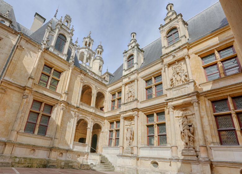 Caen-cour-interieure-de-l-Hotel-d-Escoville-Caen-la-mer-Tourisme—Pauline—Mehdi—Photographie