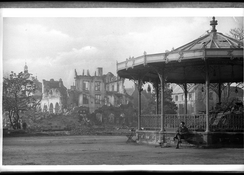 Caen, place de la République, 1944, Archives du Calvados. Fonds Robert Delassale, 5Fi/5