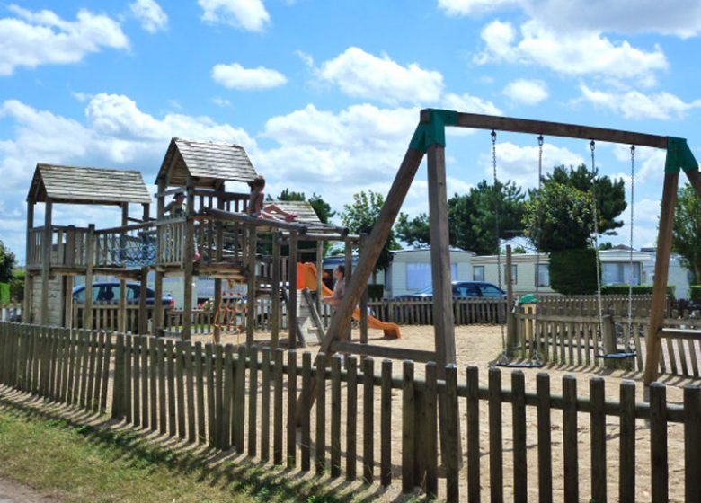 Jeux pour enfants au Camping des Salines de Colleville-Montgomery