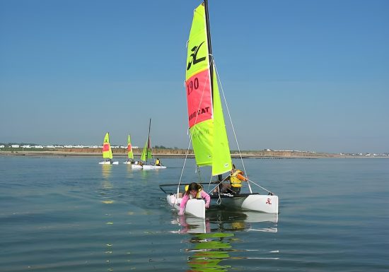 Catamaran sur Lion sur Mer