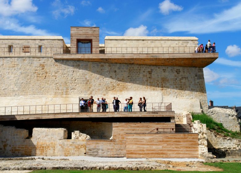 Vue sur les remparts restaurés du château ducal de Caen en Normandie