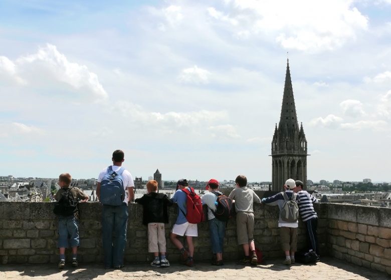 Groupe d’enfants au Château de Caen