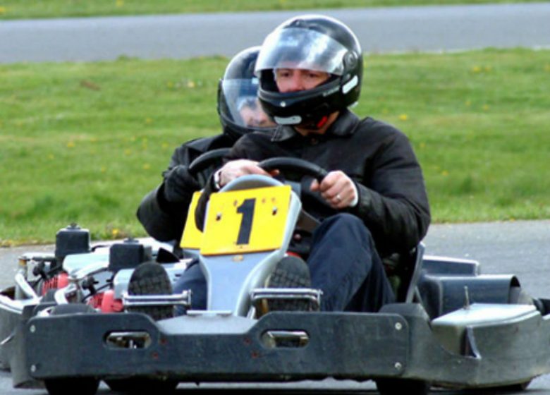 voiture de kart sur le circuit de la plage de Ouistreham dans le Calvados Normandie