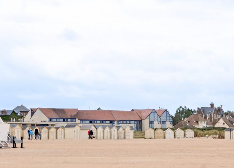 Vue de la plage sur le centre de thalassothérapie Thalazur Ouistreham en Normandie