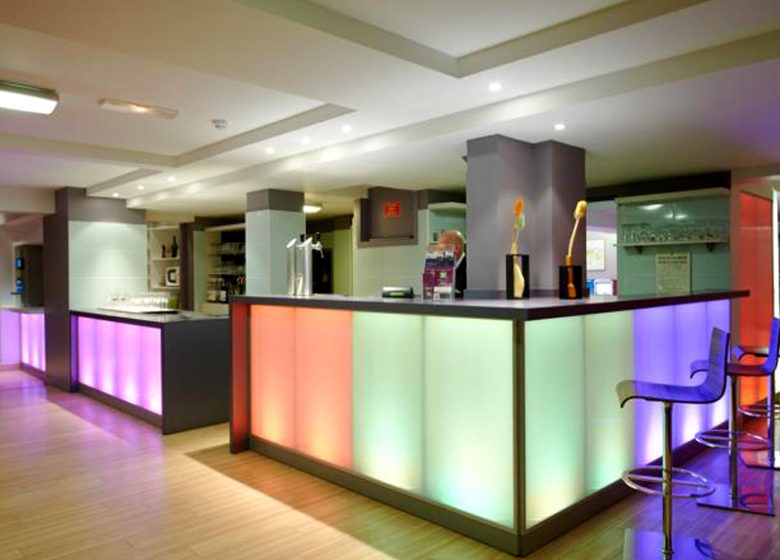 Bar de l'hôtel Ibis Styles à Ouistreham