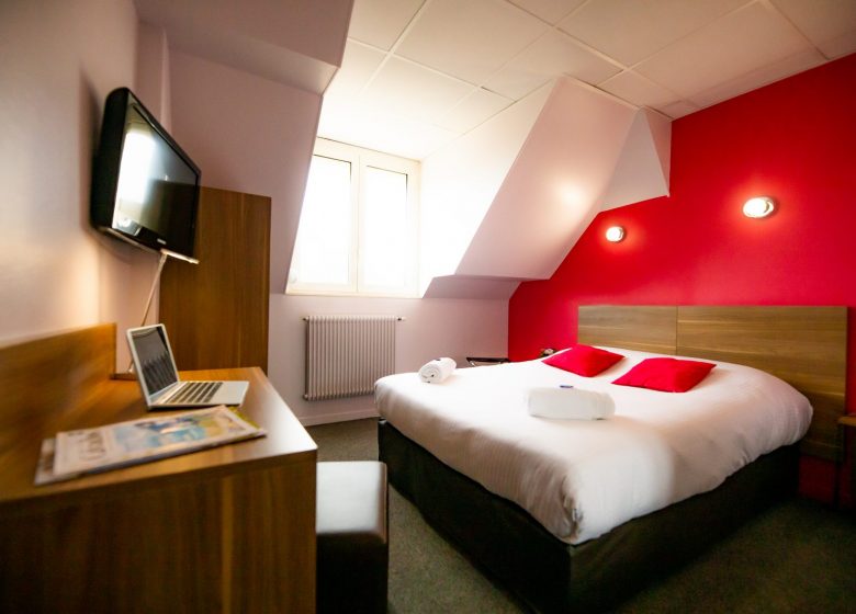 Hotel_du_chateau_caen chambre double rose avec vue d’ensemble+