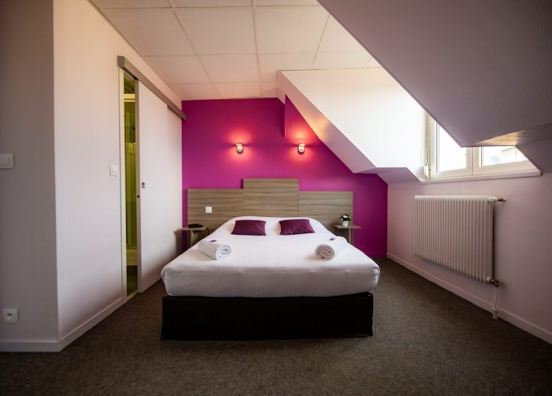 Hotel_du_chateau_caen chambre double violette vue d’ensemble+