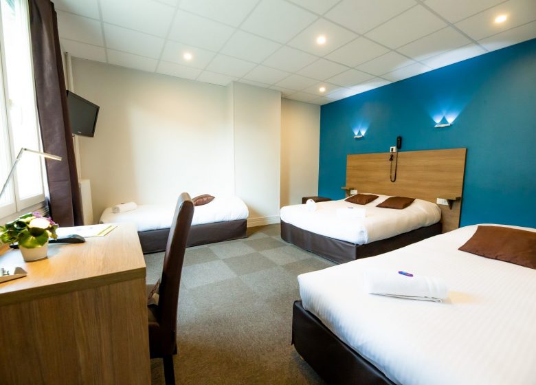 Hotel_du_chateau_caen chambre familiale bleu vue d’ensemble+