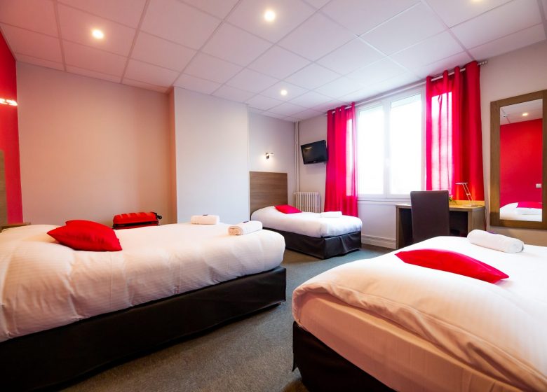 Hotel_du_chateau_caen chambre familiale rose vue d’ensemble+