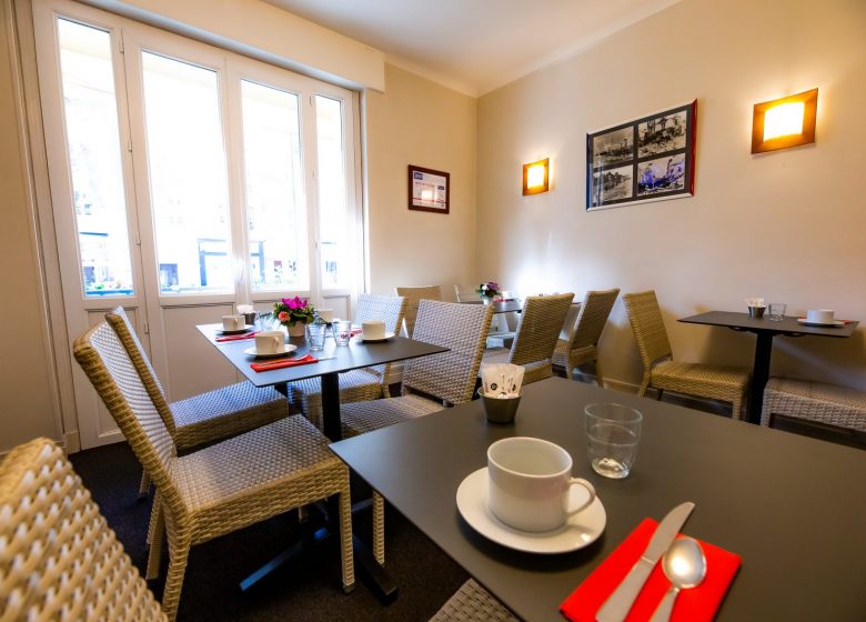 Hotel_du_chateau_caen salon petit dejeuner vue entree+