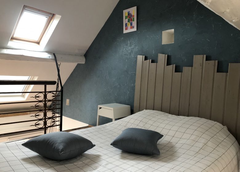 Mezzanine accessible par un escalier d’artistes