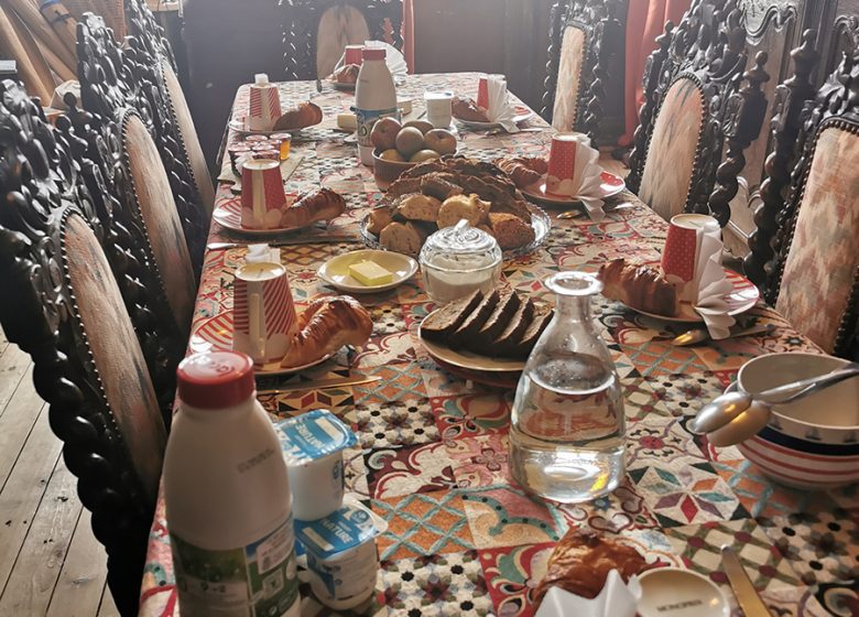 Petit déjeuner à La Villa Louis Chambres d'hôtes à Lion-sur-mer en Normandie