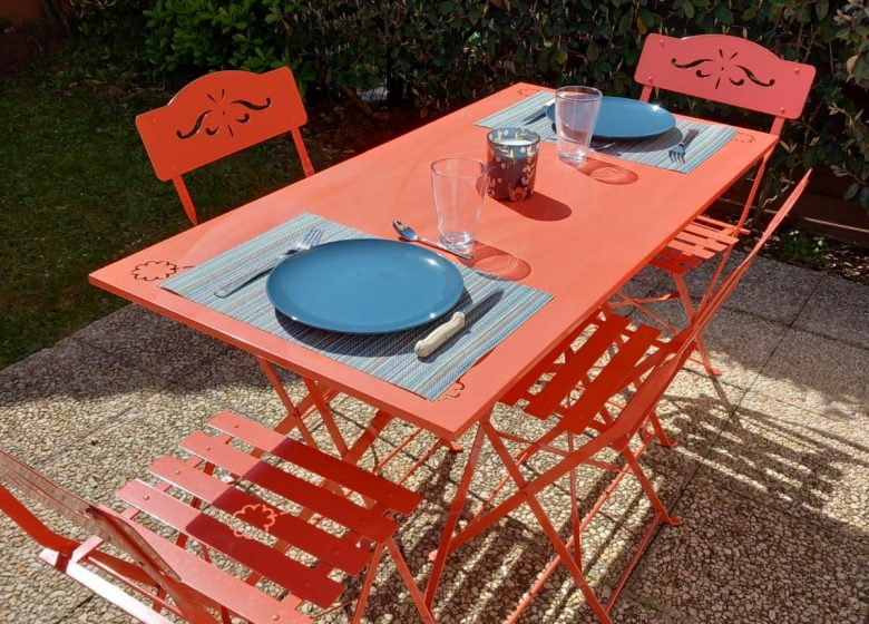 Table de jardin de la location saisonnière L'Effet Mer à Colleville Montgomery en Normandie