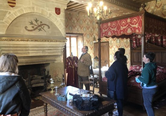 LA-CHAMBRE-VISITE-DU-CHATEAU-DE-FONTAINE-HENRY-AVEC-LE-PROPRIETAIRE