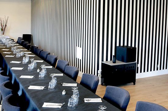 Le loft Salle de reunion grande table-©La Moulerie – Le loft
