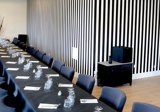 Le loft Salle de reunion grande table-©La Moulerie – Le loft