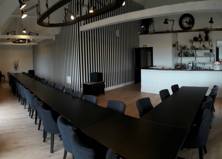 Le loft Salle de reuniongrande table + Bar-©La Moulerie – Le loft