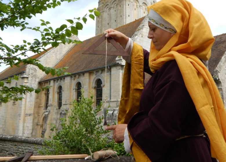 Dame Ottilia durant la visite de Caen