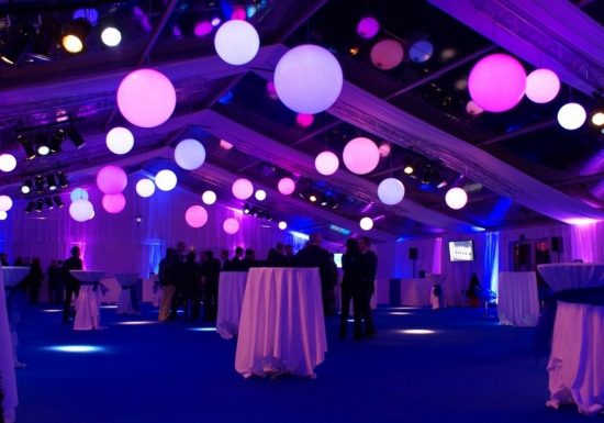 MTCA mange debout lumiere