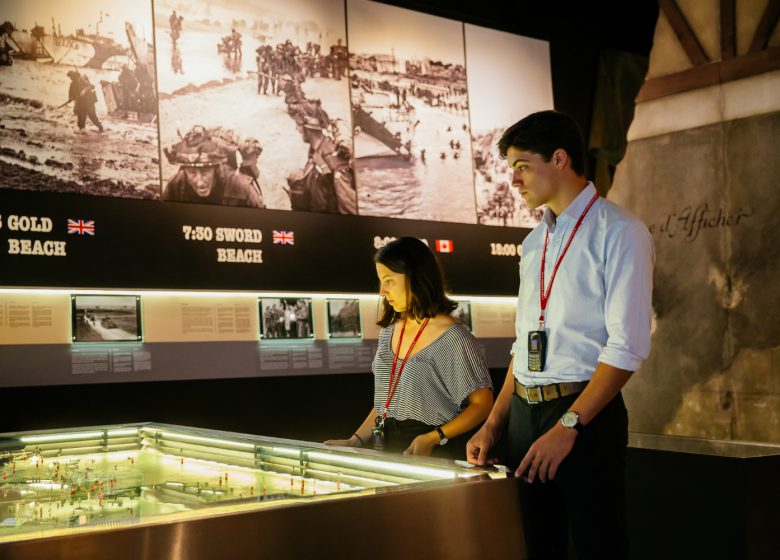 Maquette-operation-militaire-au-memorial-de-Caen-Caen-la-mer-Tourisme-Les-Conteurs–Droits-reserves-Office-de-Tourisme-des-Congres-