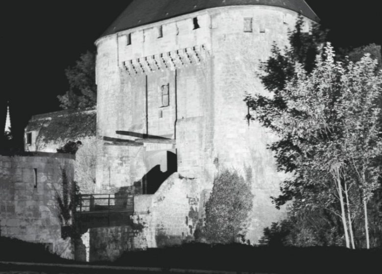 Marguerite Vacher (1921-2009), [La porte des Champs, la nuit], sans date, fonds Marguerite Vacher déposé à l&rsquo;Ardi-Photographies, collection particulière