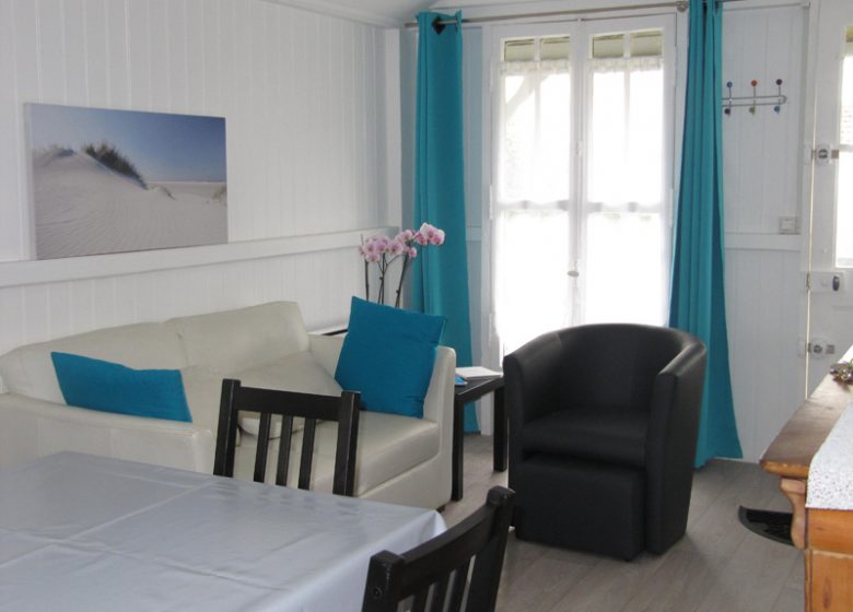 Location Clevacances a Ouistreham, salon avec canape et fauteuil