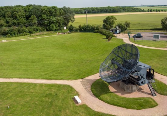 Vues aériennes du musée Radar de Douvres, entre Caen et Courseulles