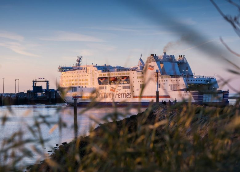 Ouisteham–ferry-a-quai-le-soir-Ouistreham-Riva-Bella-Photographies