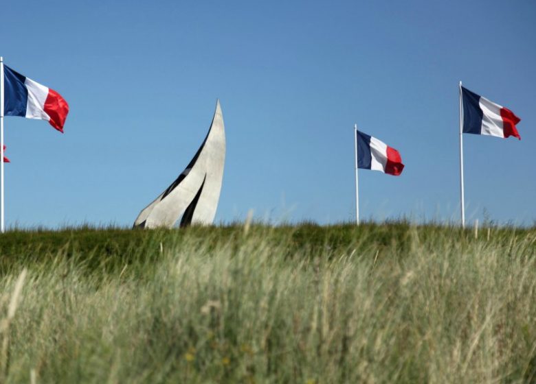 Ouistreham, flamme drapeaux plage