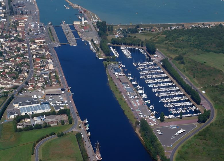 Le bassin de Ouistreham vu du ciel, les écluses, le port, la ville