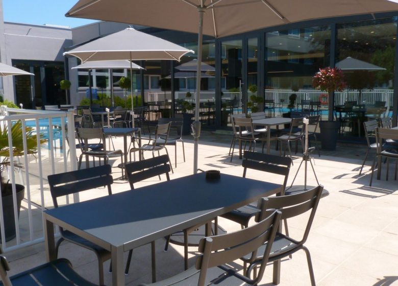 Terrasse en bord de piscine au Novotel Caen Côte de Nacre