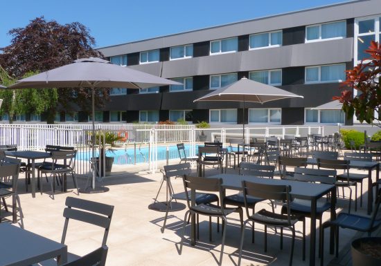 novotel-caen-cote-de-nacre-terrasse-et-piscine