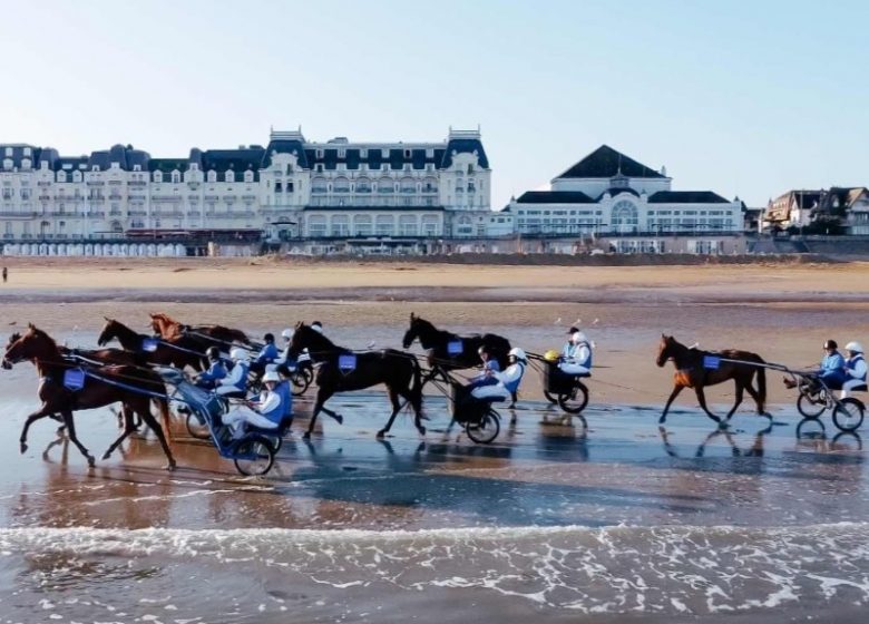Passage devant le Grand Hotel de Cabourg