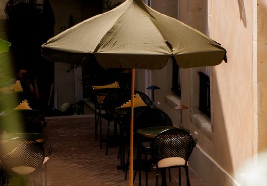 Patio Hôtel La Particulière