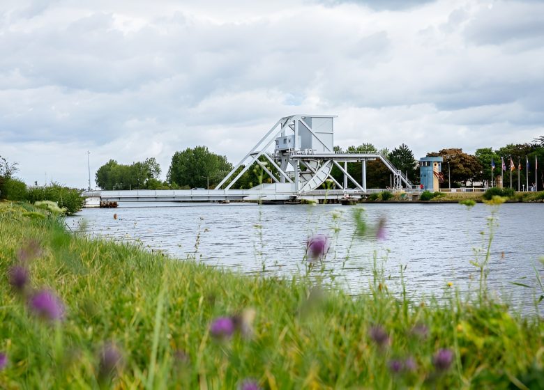 Pegasus_Bridge-Caen_la_mer_Tourisme___Les_Conteurs