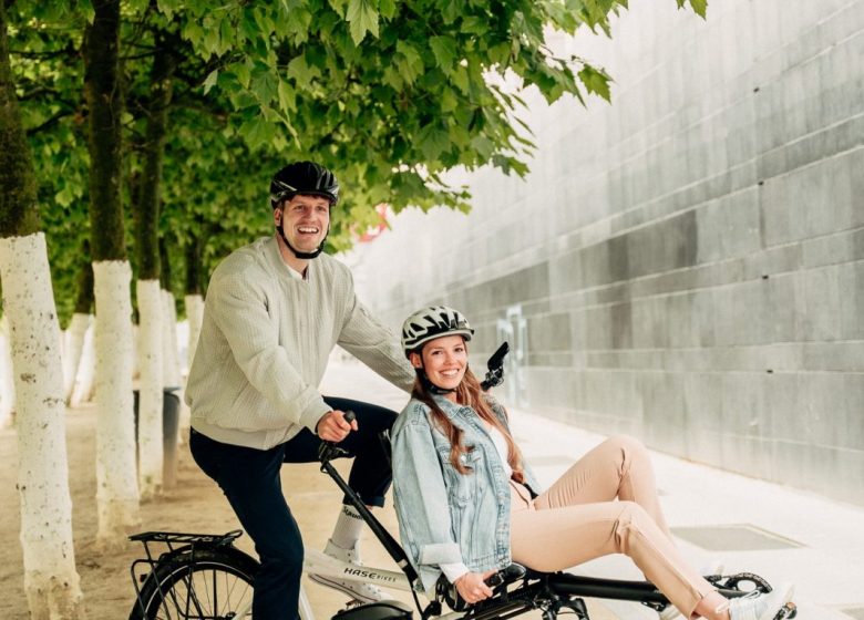 Un tandem VAE avec un pédaleur actif mais assis en sécurité à l'avant (enfant-adulte)