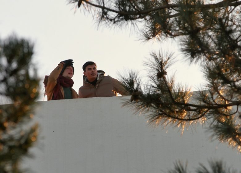 Personnages regardant depuis le haut du Belvédère de Ouistreham